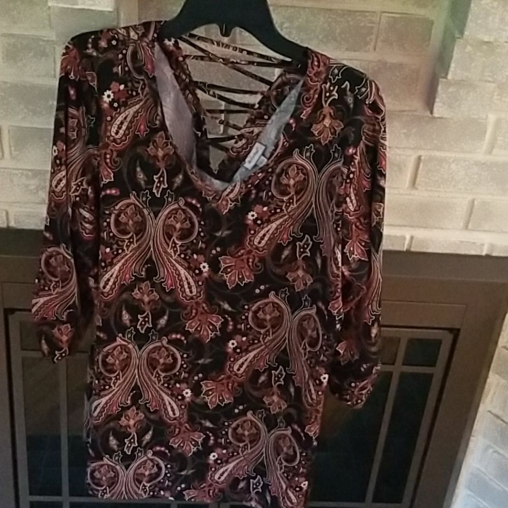 Avenue top size 18/20 paisley print